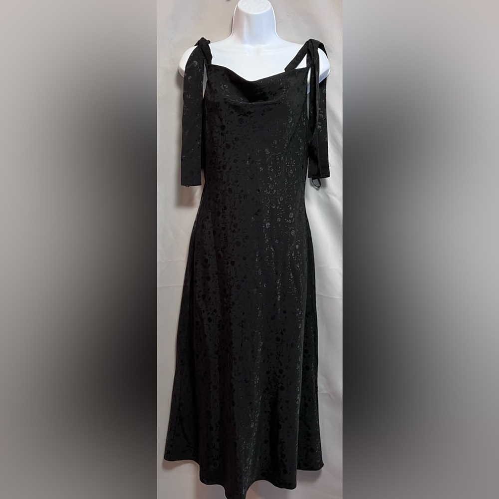 FOREVER21 Women’s size Small black sleeveless Straps Shoulders midi dress NWT